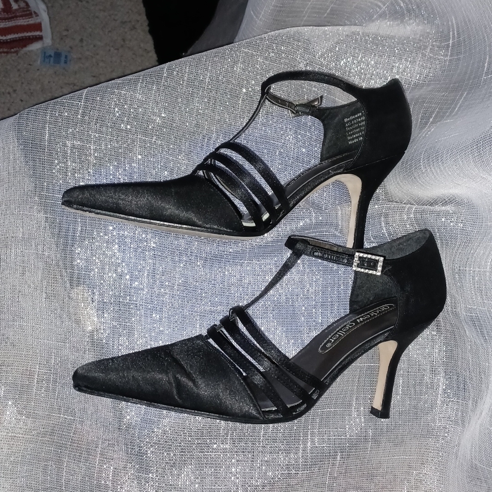 Andrew Geller Satin t-strap heels! Size 7.5